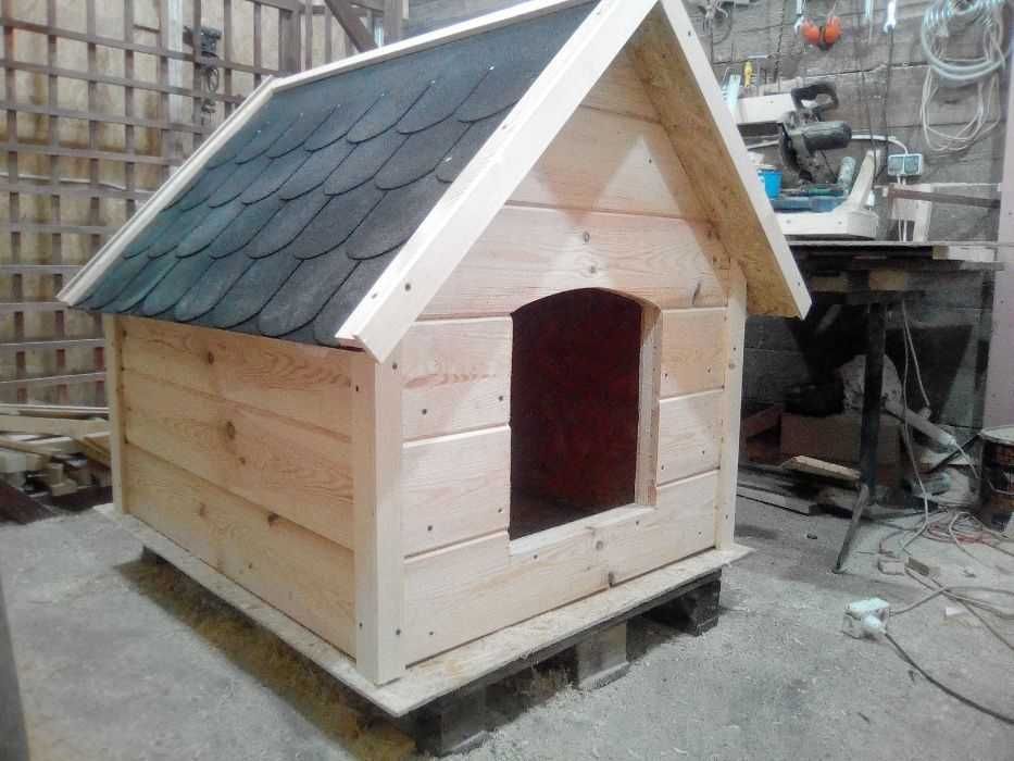 Buda dla psa ocieplona  od reki