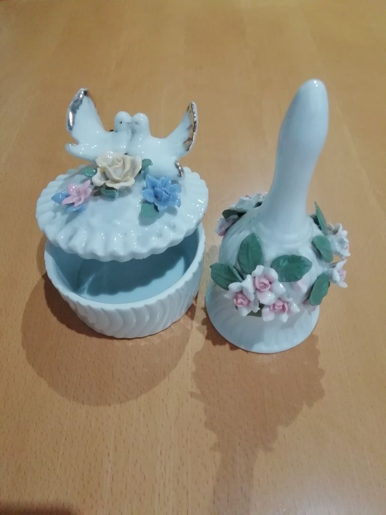 Peças floridas em porcelana.