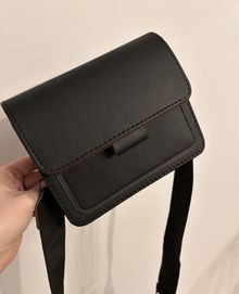 Piękna czarna klasyczna torebka damska na ramk
