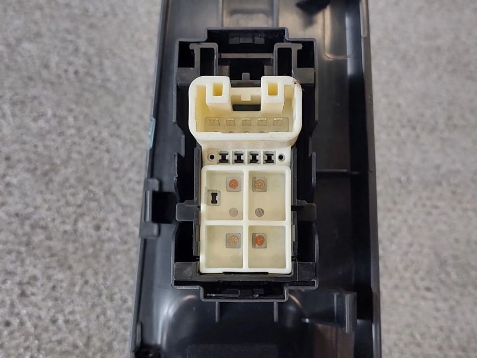 Comando / botão / interruptor vidros frente direito TOYOTA Yaris (_P13