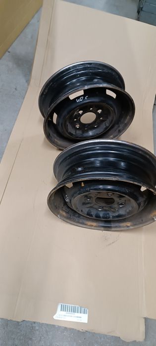 Fiat 126p felgi bezdętkowe są 2 sztuki bardzo ładny stan. Proste.