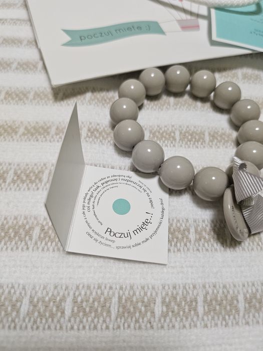 Minty dot bransoletka z żywicy kolor jasny szary, light grey. 
Nowa z