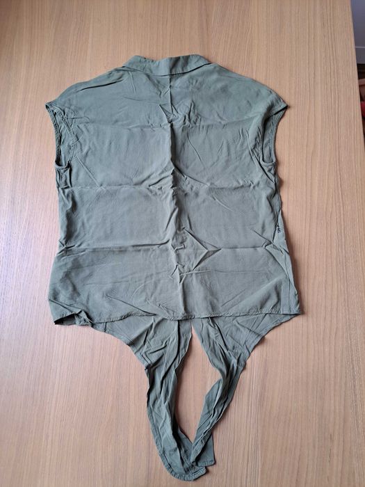 Letnia wiązana bluzka Mohito 32