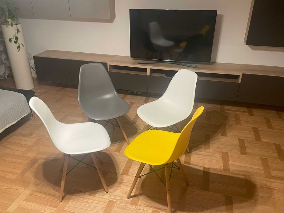 4 krzesła do salonu (2x białe, 1x żółte, 1x ciemnoszare)