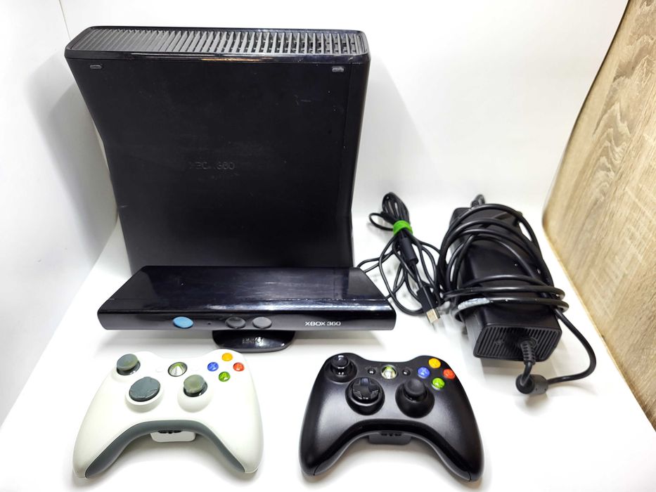 Konsola Xbox 360 z 2 padami i czujnikiem Kinect
