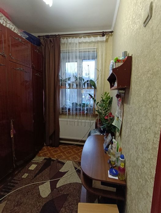 Продаж окремо стоячого будинку зі зручностями і ремонтом .