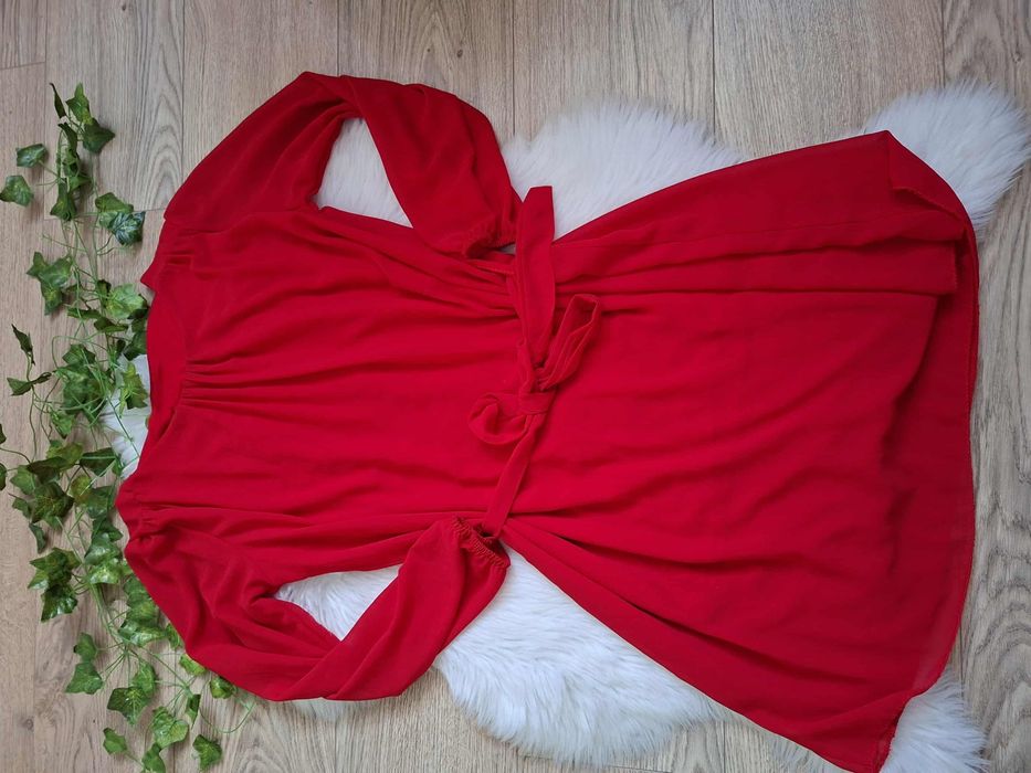 Elegancka czerwona sukienka z długim rękawem, z paskiem