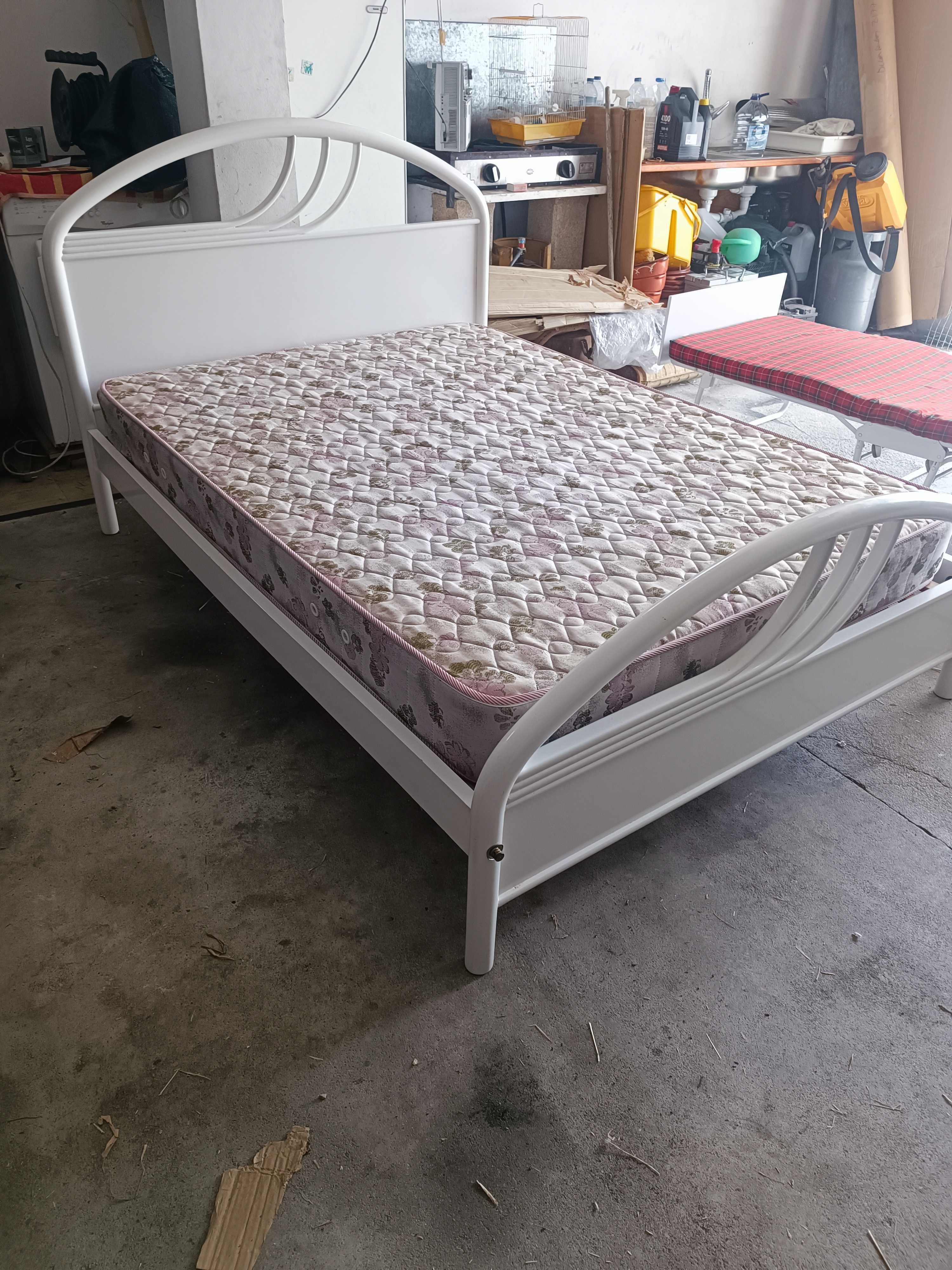 Cama casal lacada