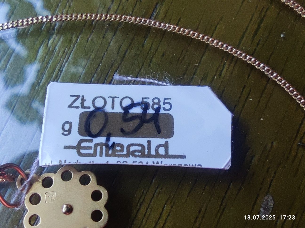 Złoty medalik z łańcuszkiem