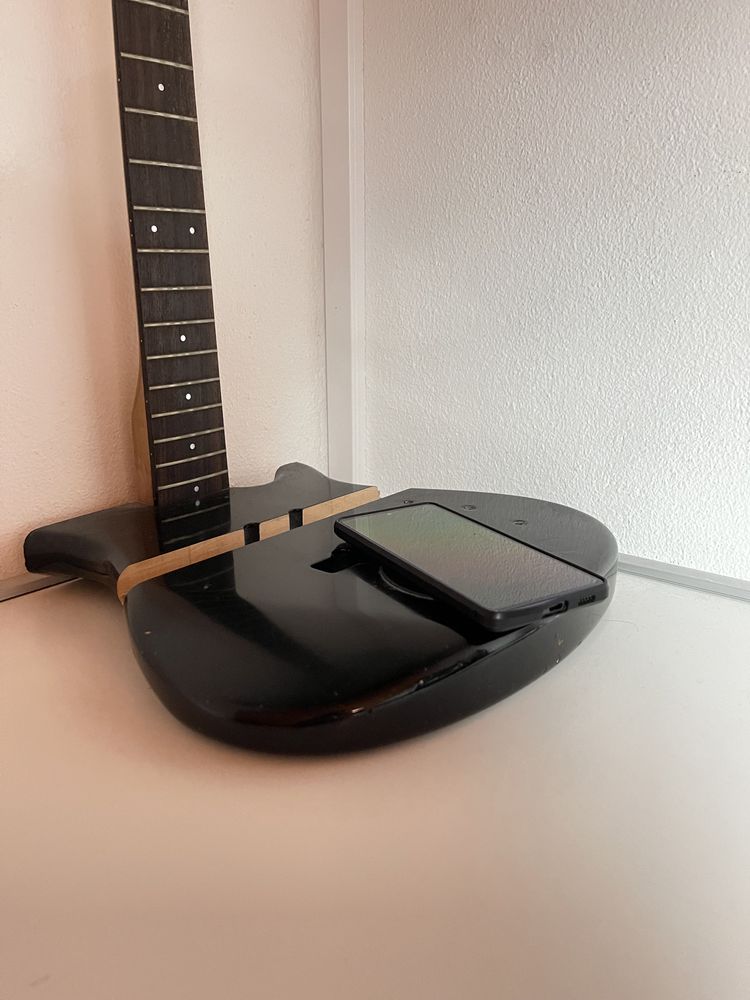 Guitarra elétrica pra decoração com carregador QI