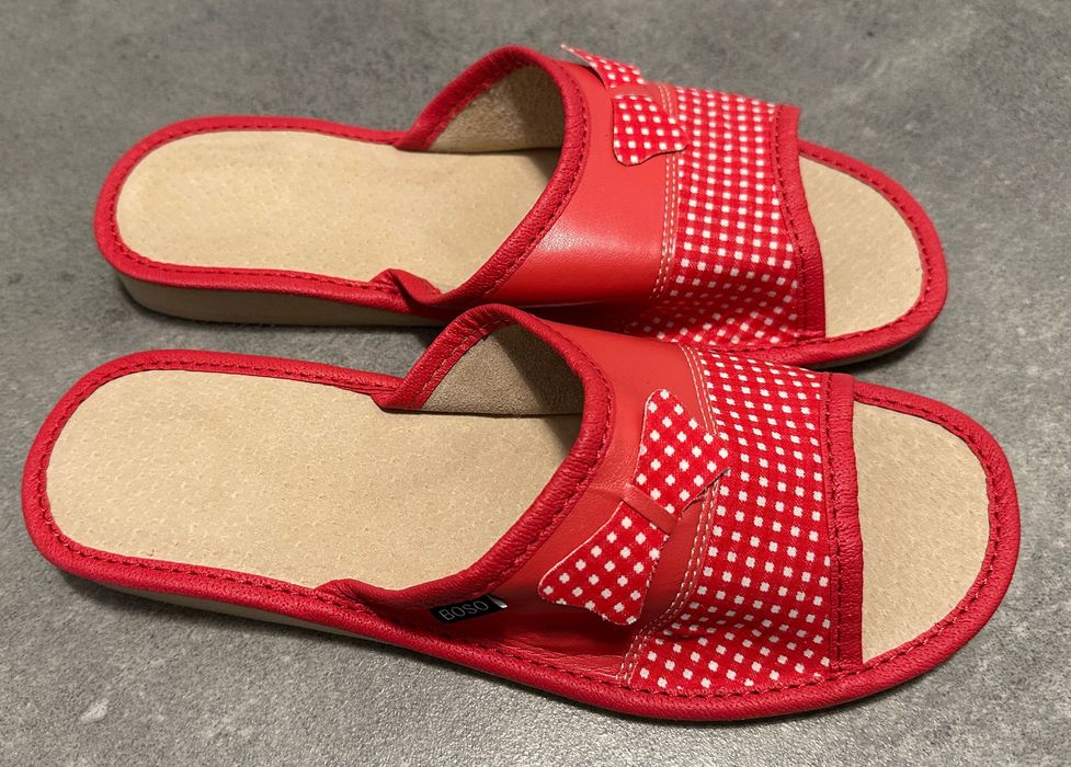 Nowe damskie pantofle, czerwone, podeszwa gumową, rozmiar 40