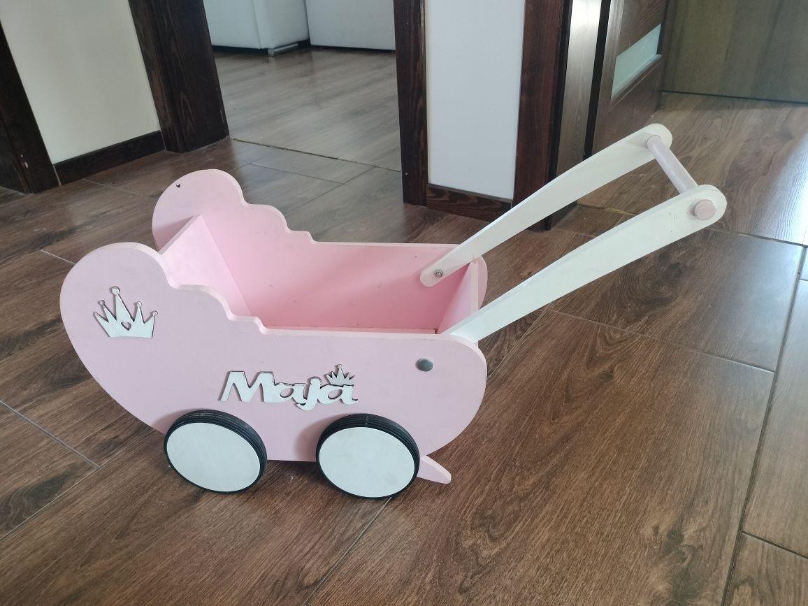 Wózek drewniany dla lalek z imieniem Maja