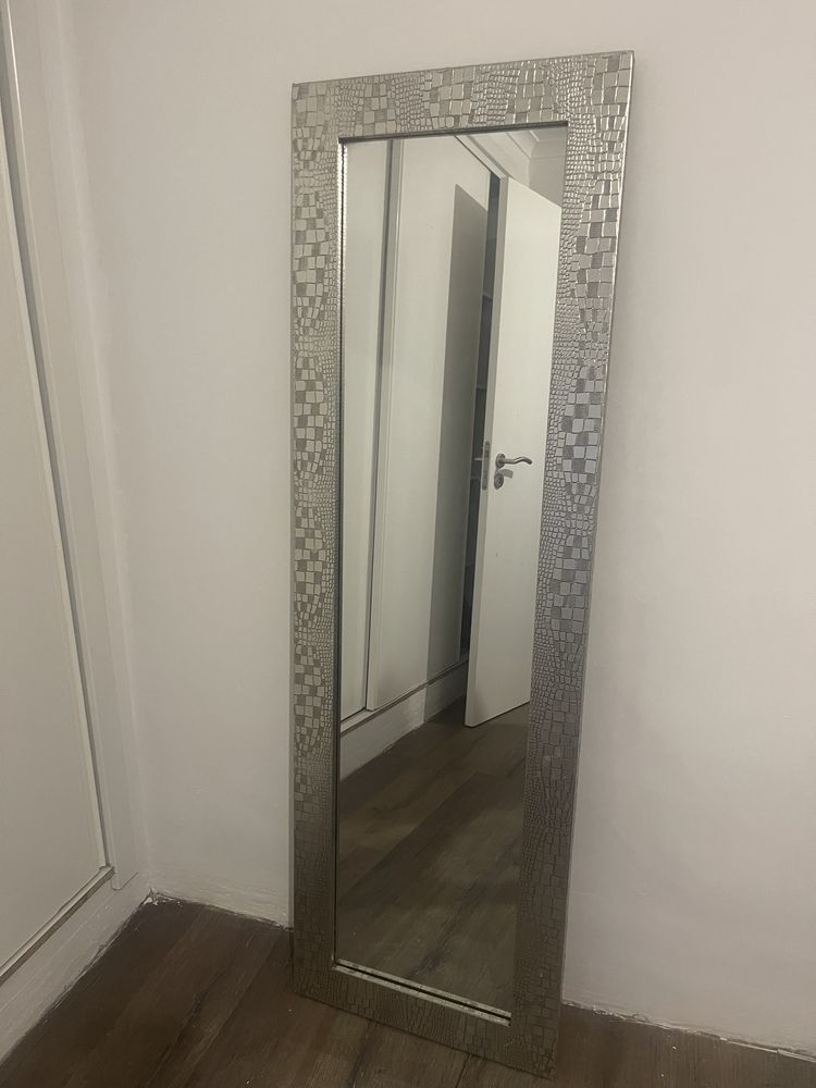 Dois espelhos com moldura