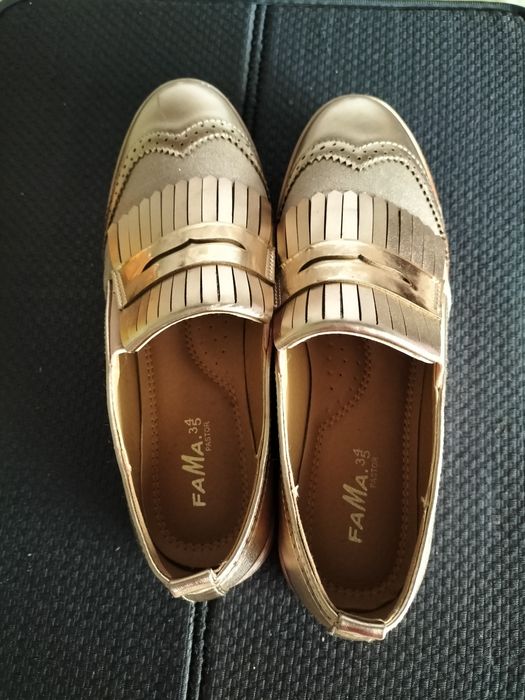 Sandália tipo sapato dourada Fama Pastor 345