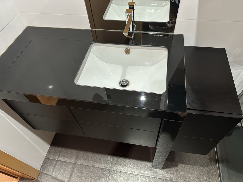 Móvel de casa de banho e toda a sua envolvência