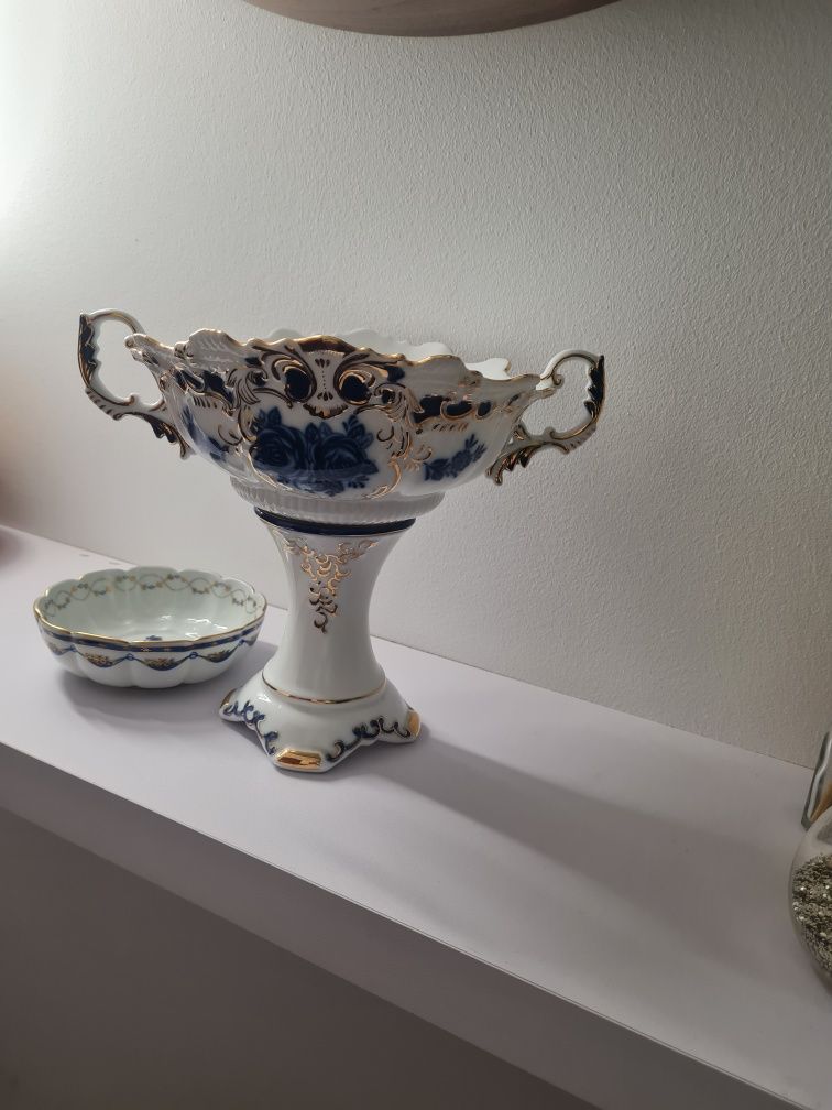 Peça antiga decorativa floreira em porcelana