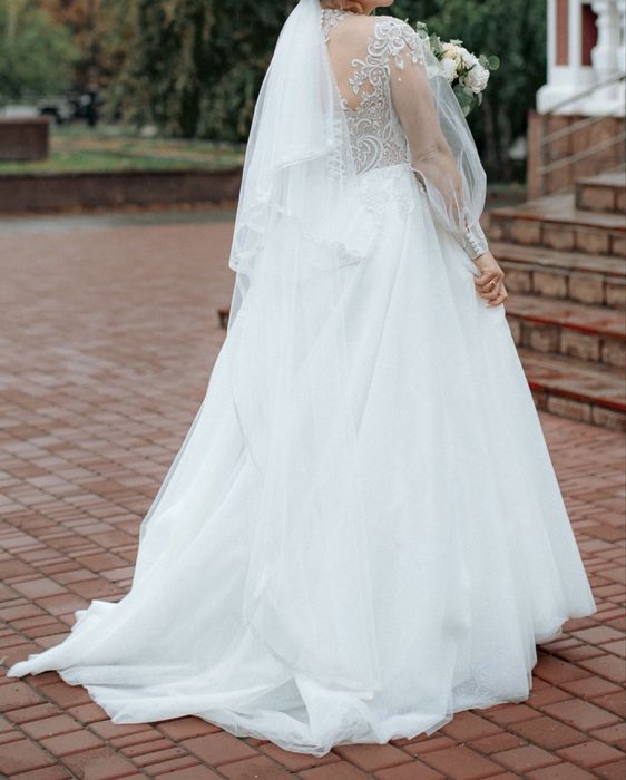 Весільна сукня з шлейфом