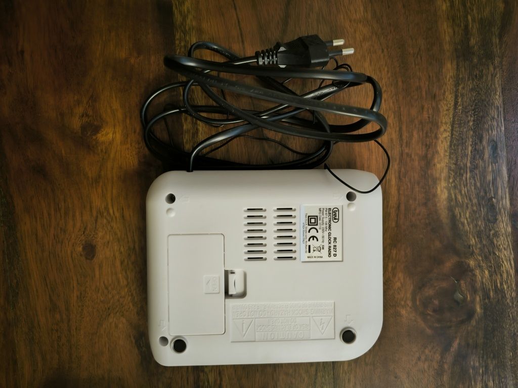 Rádio/Relógio Despertador elétrico Trevi (Também funciona a pilhas)