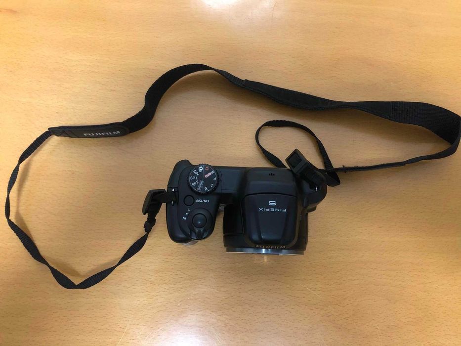 Máquina Fotográfica FUJI FILM FinePix S8600