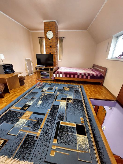 Заміський будиночок поряд із містом