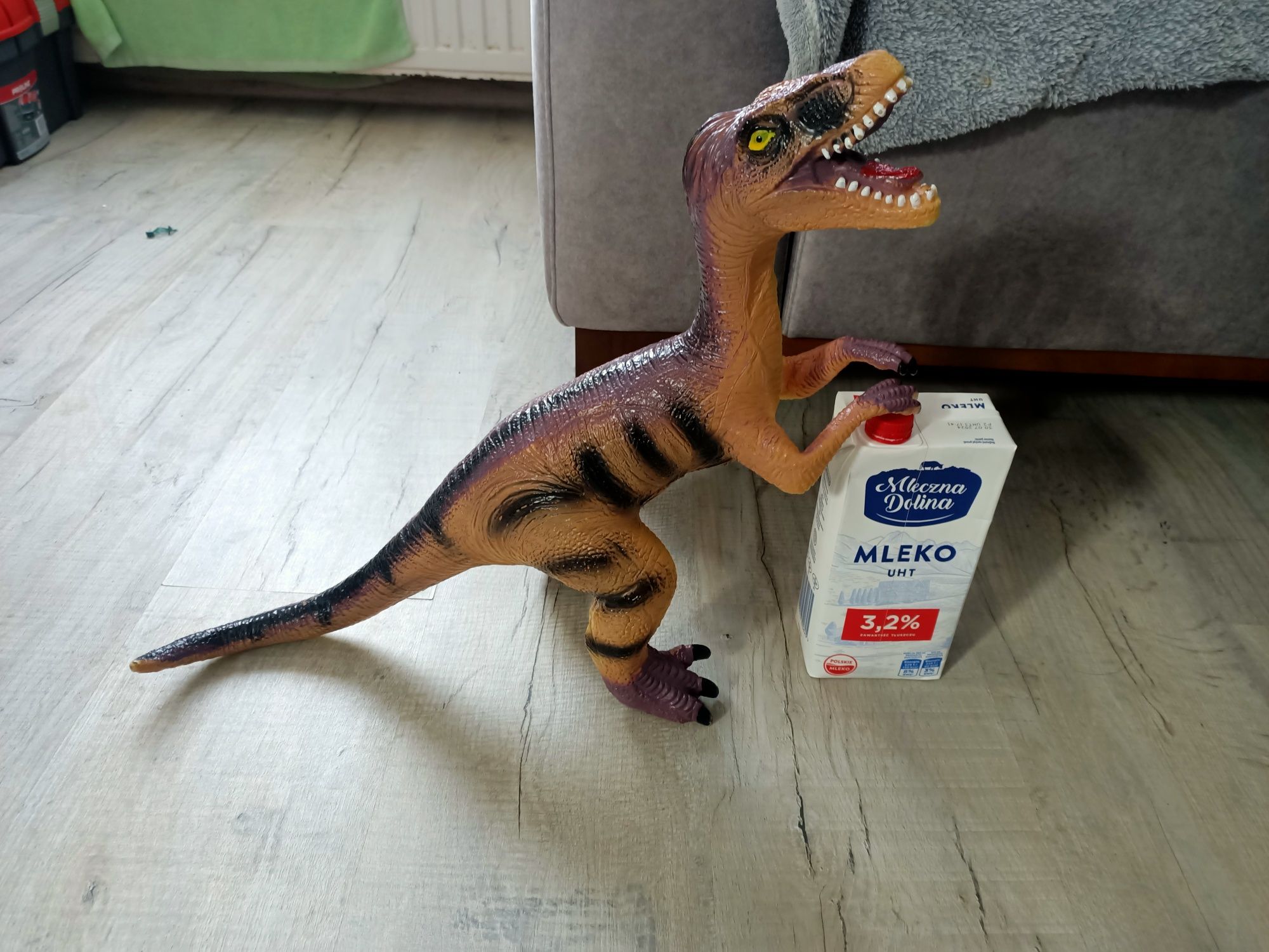 Duży t-rex bez mleka ;)