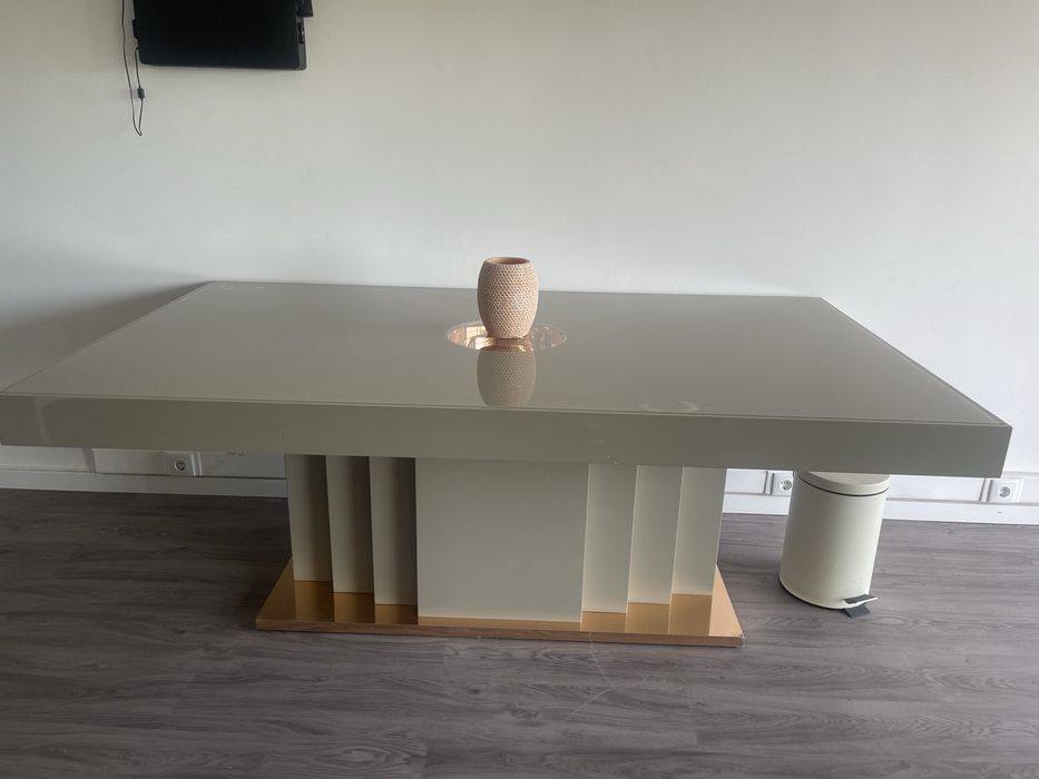 Conjunto mesa, sofá e mesa de apoio. Para desocupar.