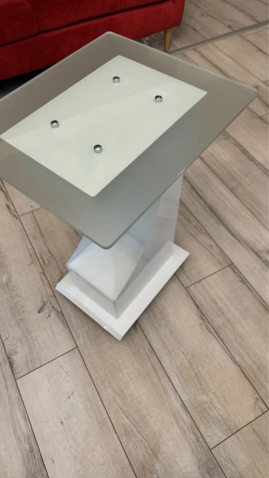 Stolik metalowy ze szklaną szybą mleczną na kółkach