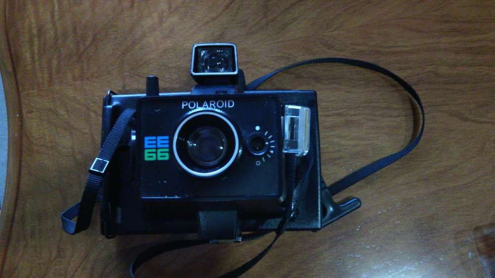 Maquina fotografuca POLAROID EE66 (1976–1977)