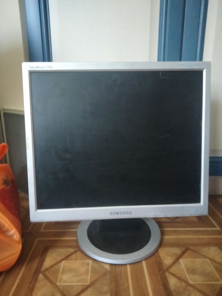Продам два монитора