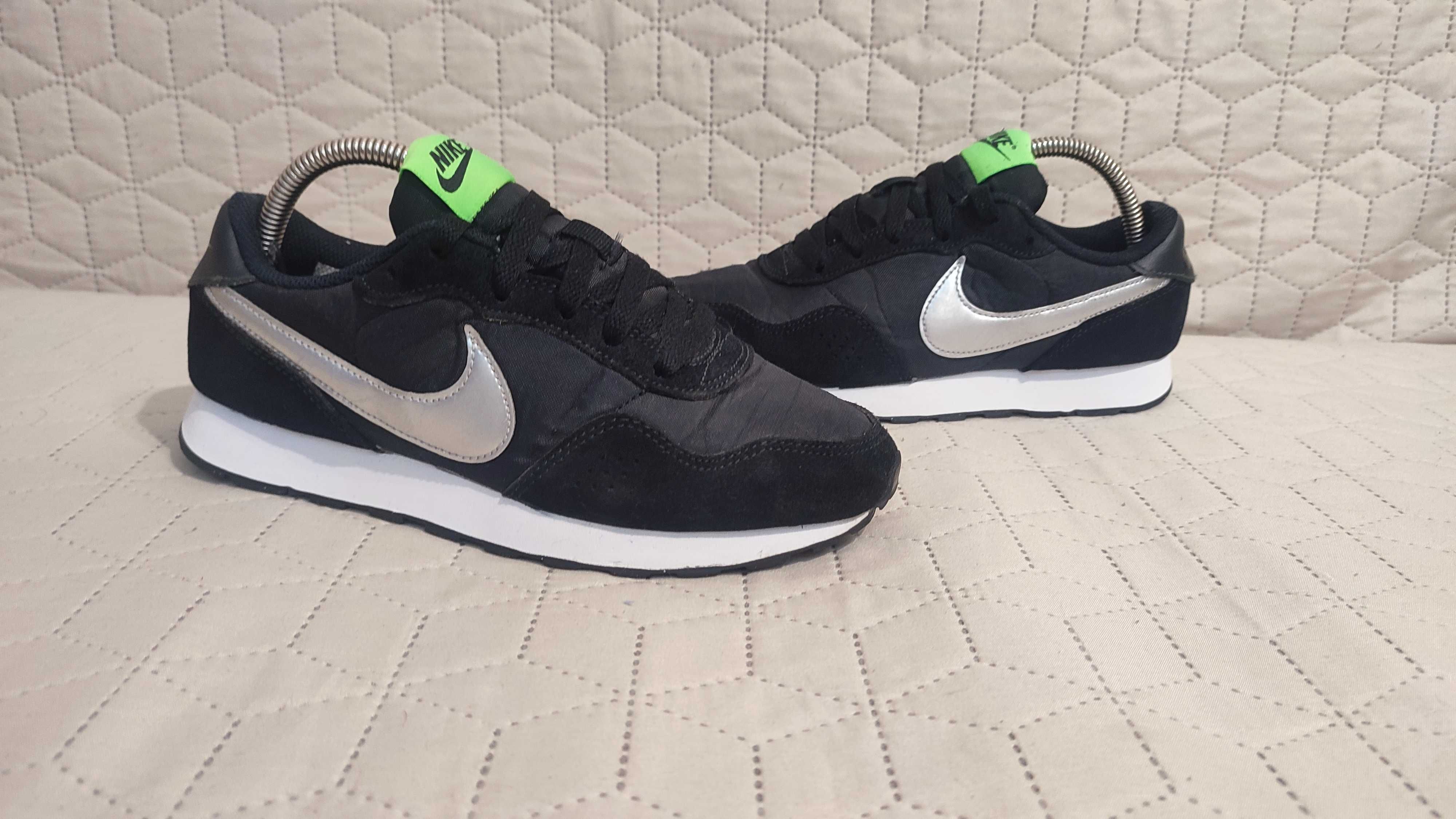 Кросівки NIKE MD Valiant, 37 р., 23,5-24 см