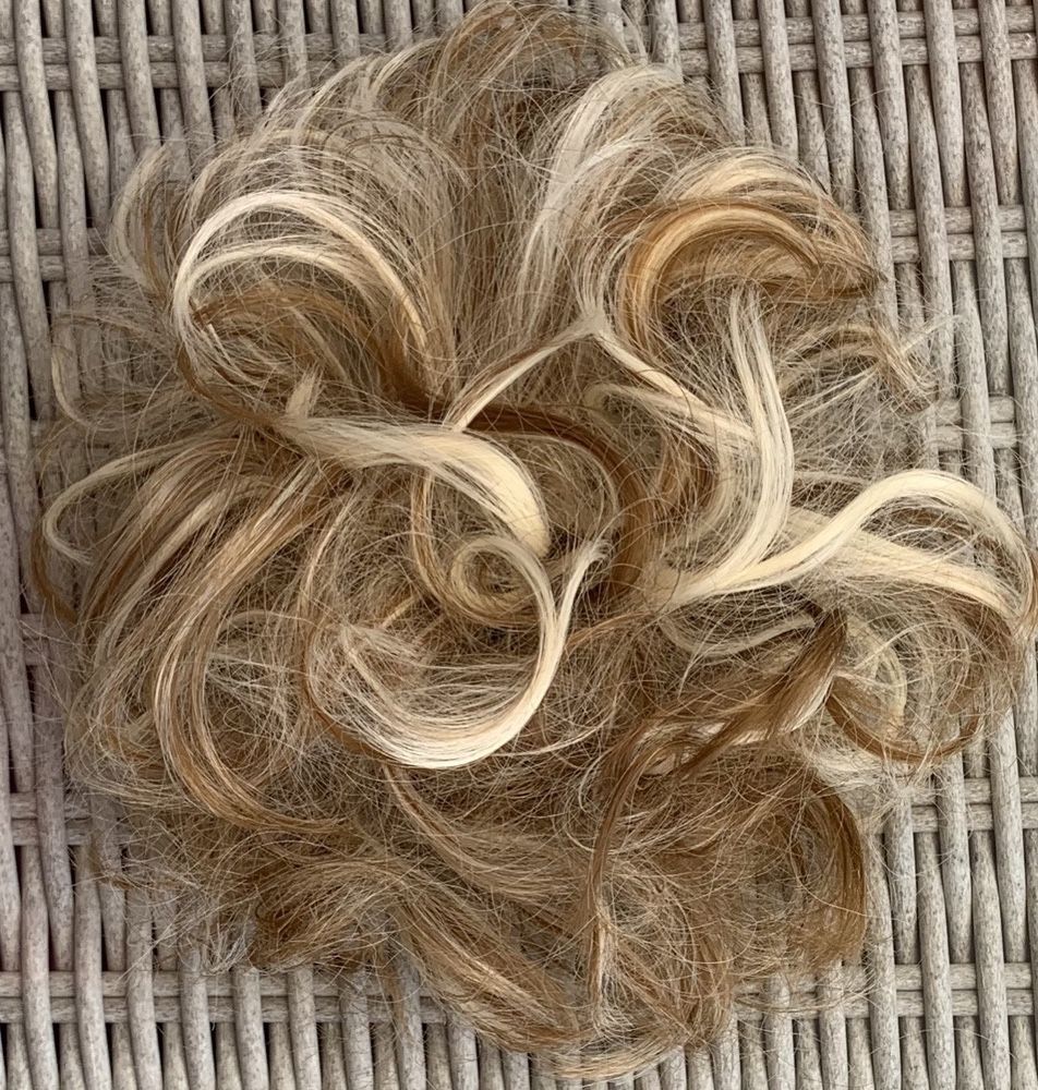 Włosy doczepiane, odcienie brązu z blondem, kok na gumce ( 64 )