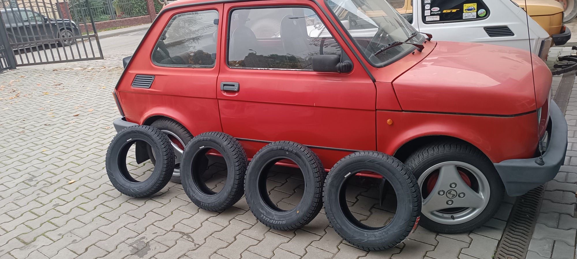 Komplet 4 sztuk pięknych nowych wielosezonowych opon do fiata 126p. Ce