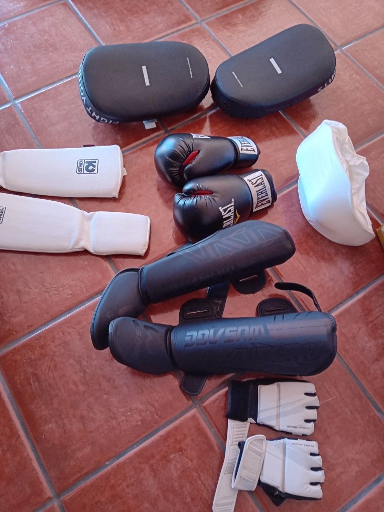 Proteções e luvas combate outshock
