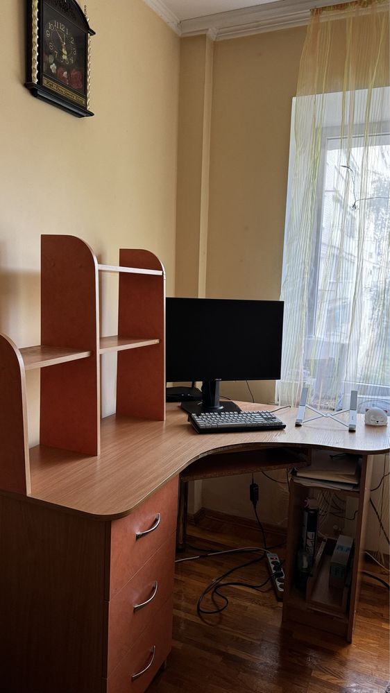 Компютерний стіл, письмовий стіл