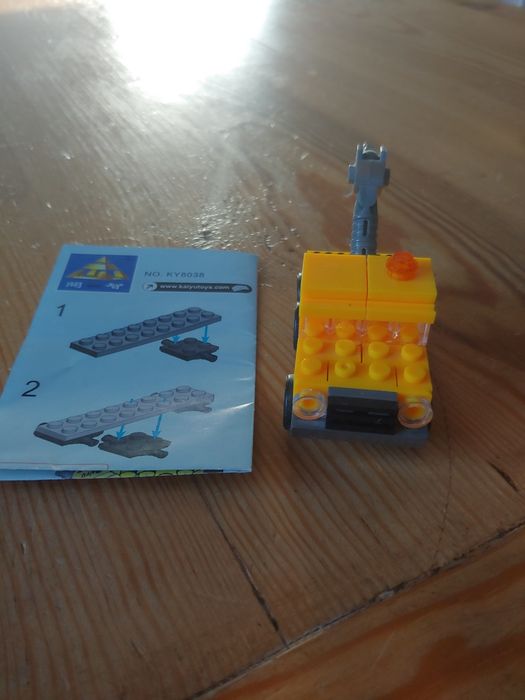 Małe autko z klocków