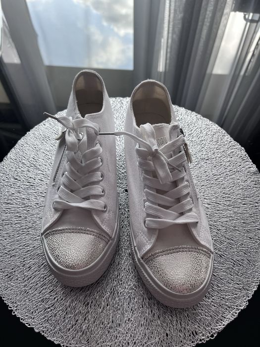 Trampki, tenisowki roz 40 slim 25 cm , biale z zamkiem , srebny nosek