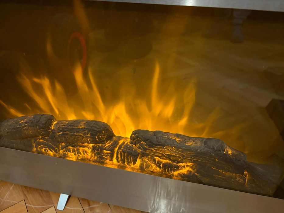 Elektryczny kominek LED z funkcją grzania