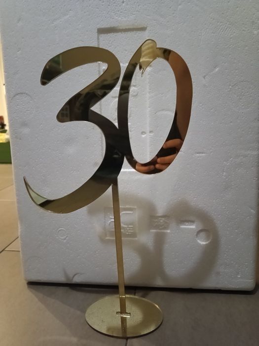 Cyfra 30 na podstawce