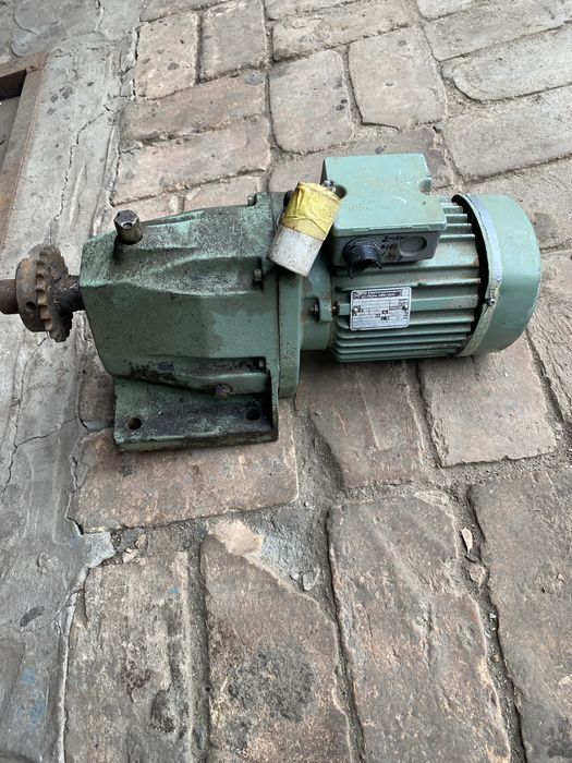 Електродвигун з редуктором, вихід на зірочку.