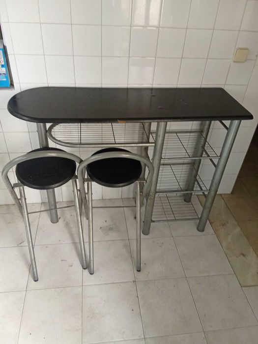 Mesa + 2 cadeiras
