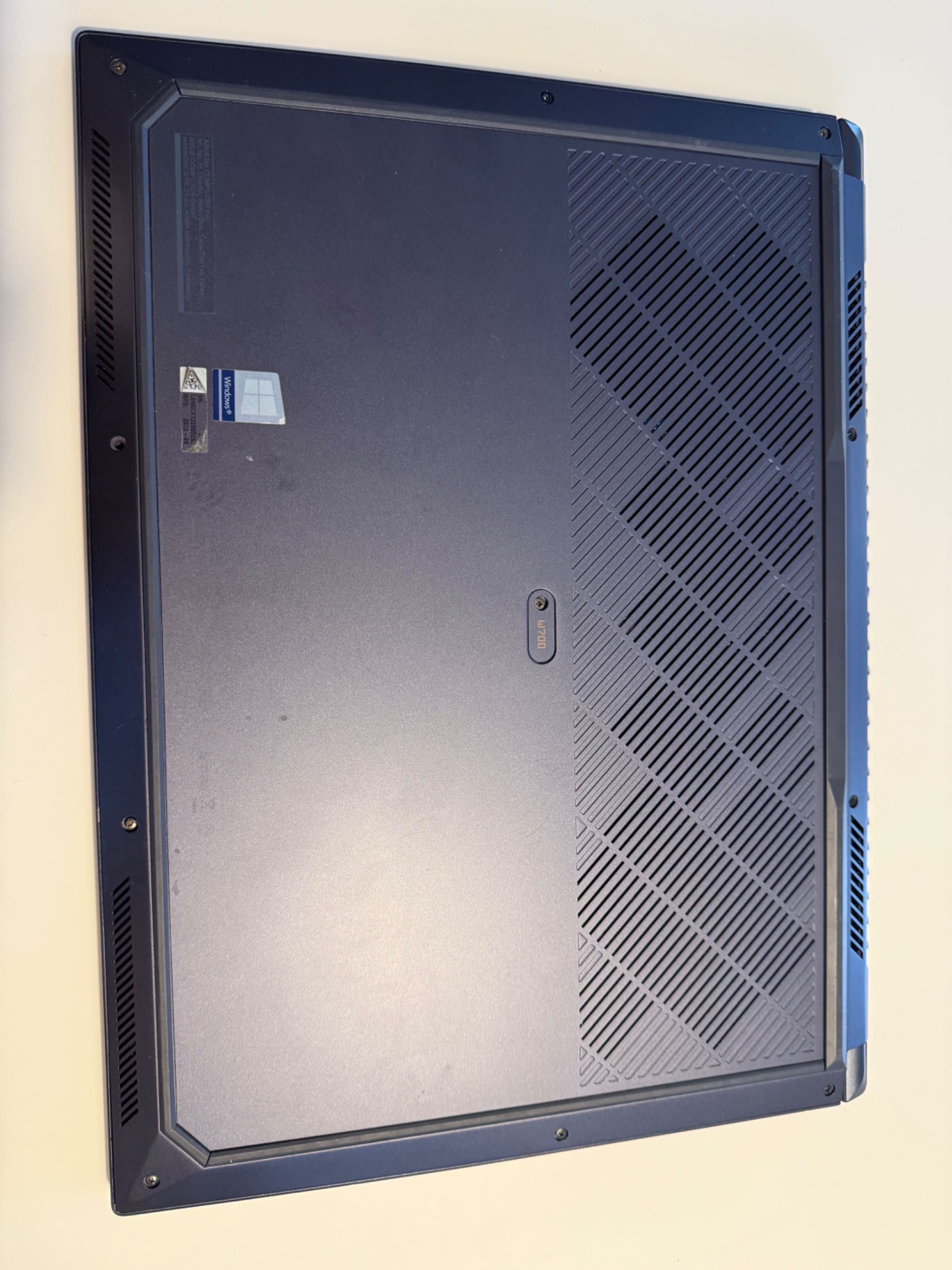 Asus ProArt Studiobook W700: Obudowa dolna / górna