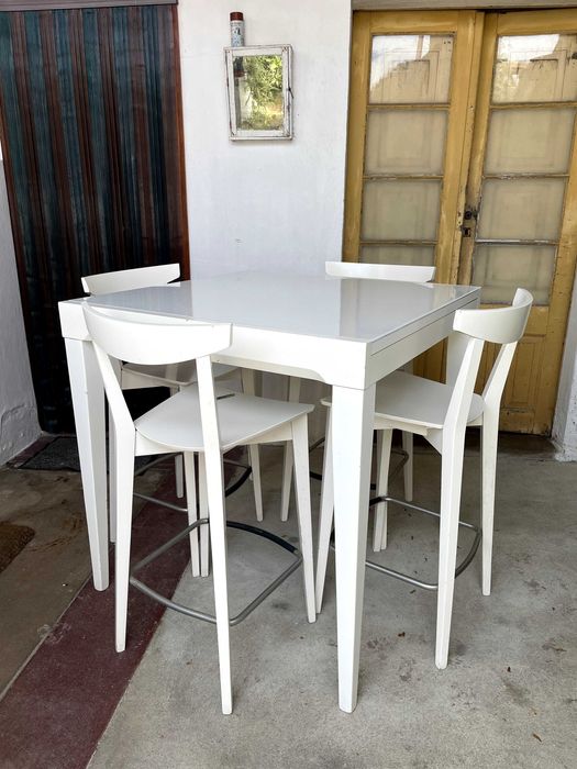 Mesa alta elegante + 4 cadeiras