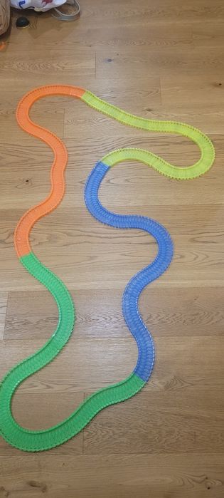Fluorescencyjny tor dla autek, autka. Długość 5,4m