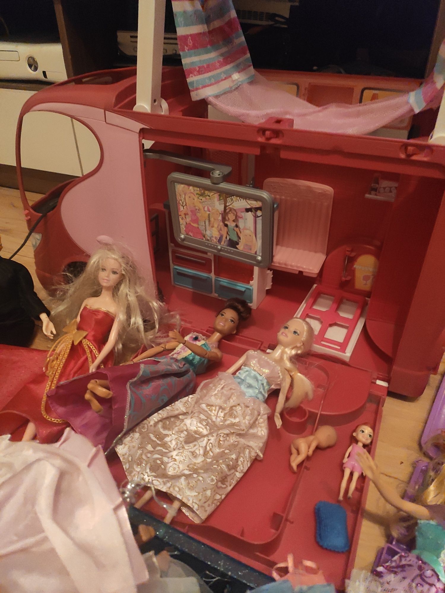 Barbie kamper z zestawem lalek i ubranek