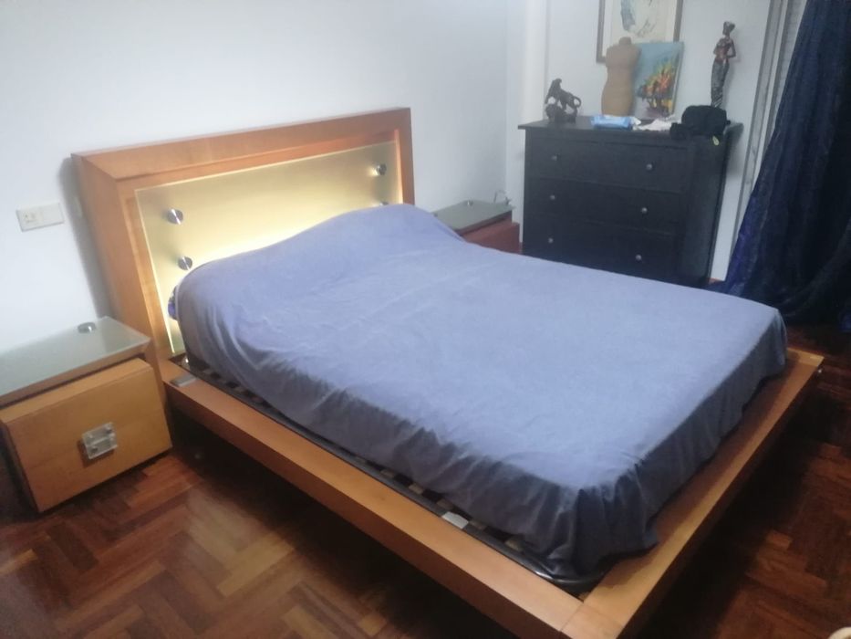 Cama, colchao e mesas de cabeceira