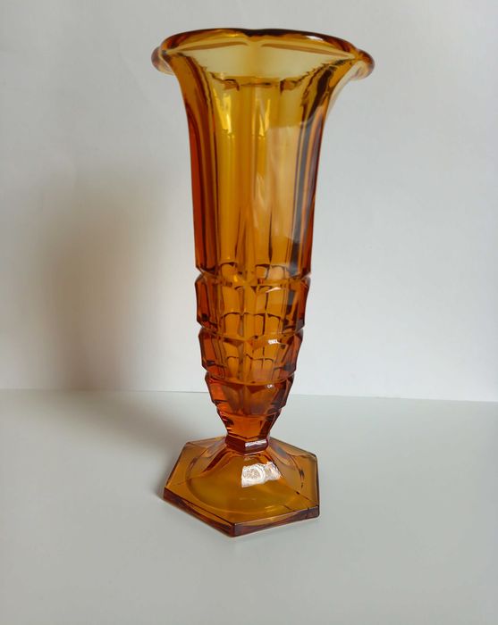 Wazon bursztynowy w stylu art deco.