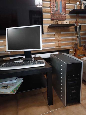 Computador fixo e monitor
