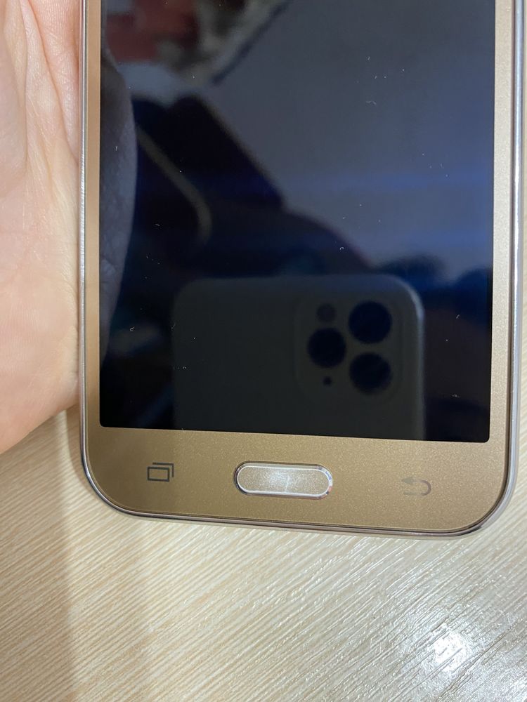 Samsung Galaxy J2 у золотому кольорі