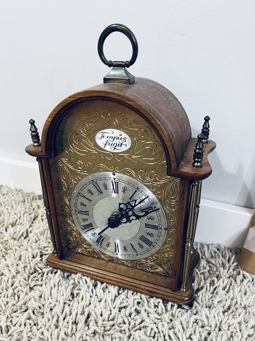 Antyczny zegar tempus fugit drewno