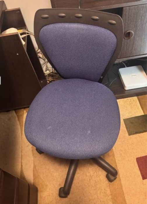 Продам стільці, пишіть або дзвоніть, синіх є 2, і тих по декілька штук